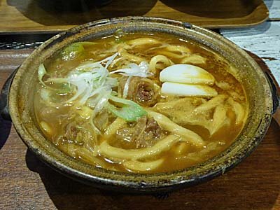 みそ煮込みうどんの老舗による絶品カレーうどん。〆は雑炊で。