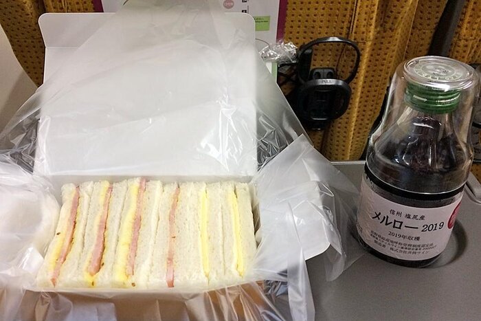 大船軒のサンドイッチとワインで朝食