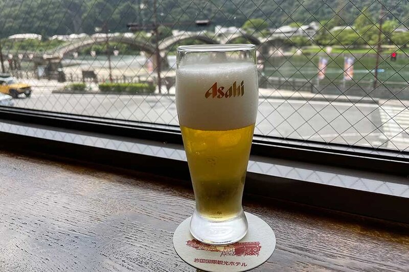 錦帯橋を見ながらビールで休憩